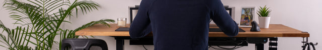 Ergonomický pracovní set PRO, který tvoří kancelářská židle a výškově nastavitelný stůl.