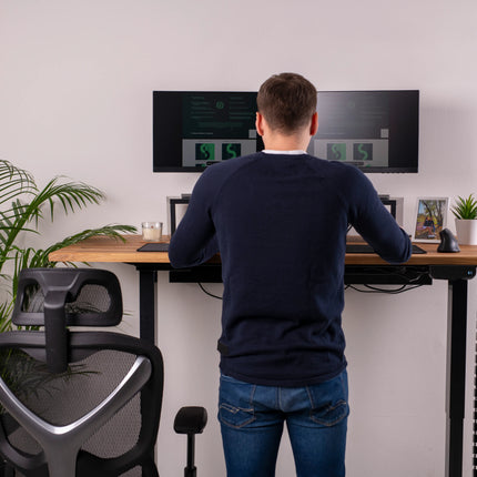 Ergonomický pracovní set PRO, který tvoří kancelářská židle a výškově nastavitelný stůl.