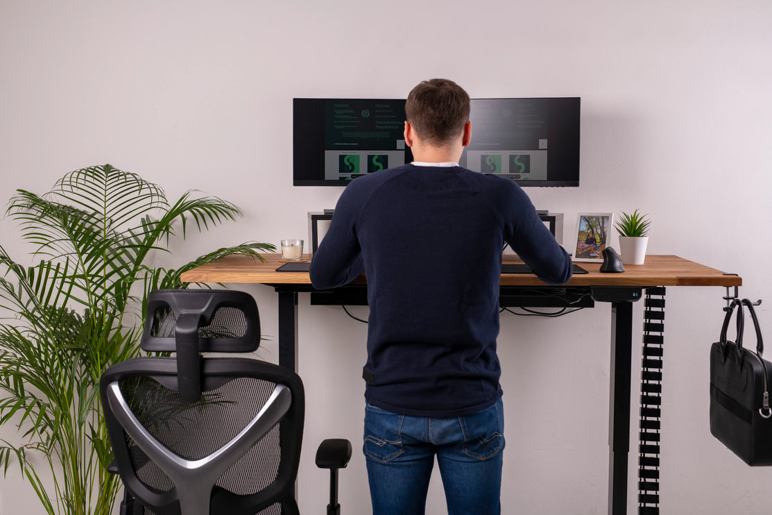Ergonomický pracovní set PRO, který tvoří kancelářská židle a výškově nastavitelný stůl.