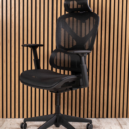 Ergonomický pracovní set PRO, který tvoří kancelářská židle a výškově nastavitelný stůl.