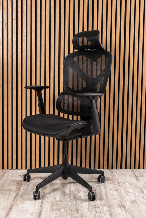 Ergonomický pracovní set PRO, který tvoří kancelářská židle a výškově nastavitelný stůl.