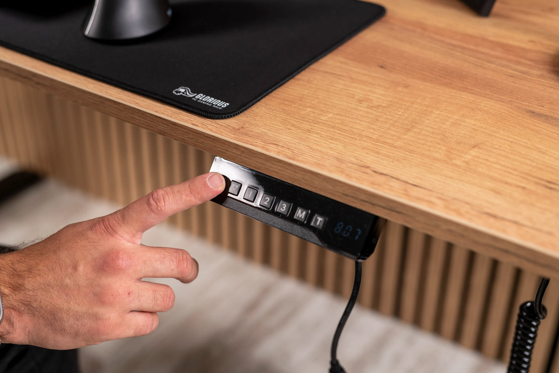 Ergonomický pracovní set Plus, který tvoří kancelářská židle a výškově nastavitelný stůl.