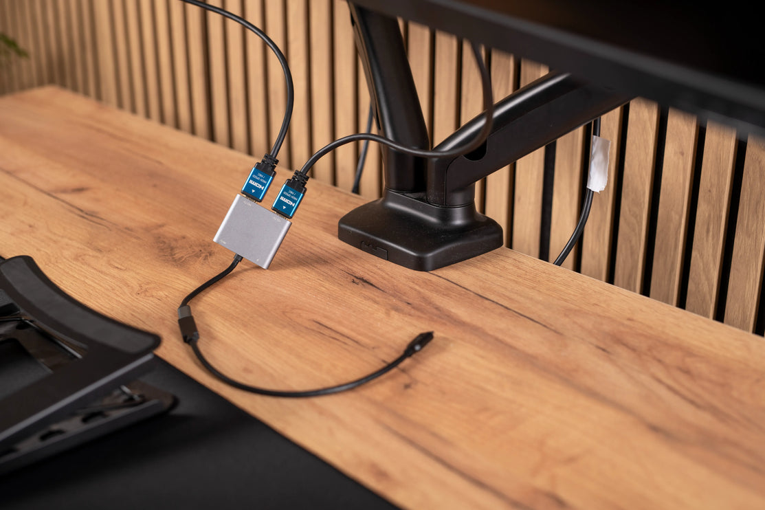 Ergonomický pracovní set Plus, který tvoří kancelářská židle a výškově nastavitelný stůl.