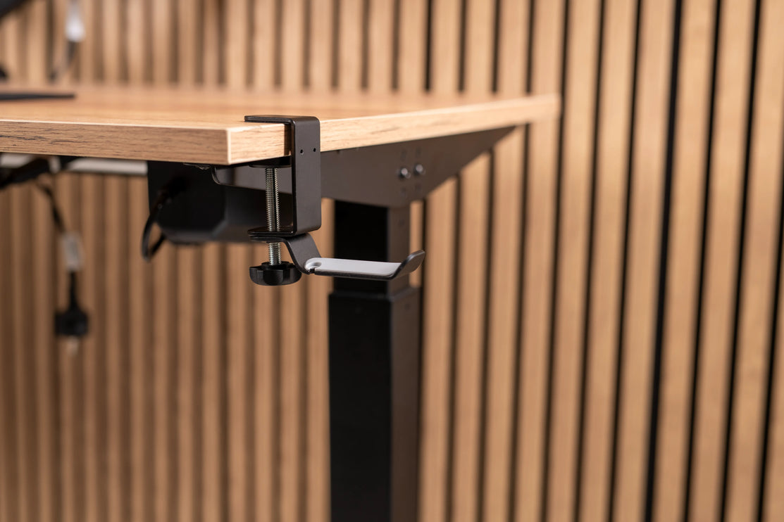 Ergonomický pracovní set Plus, který tvoří kancelářská židle a výškově nastavitelný stůl.